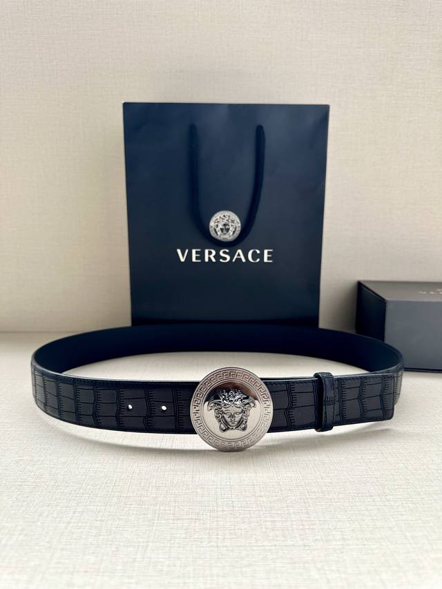 宽度4.0cm 范思哲 此款腰带饰有标志性的Versace美杜莎头像扣，彰显品牌格调。是一款精美的衣橱必备单品。