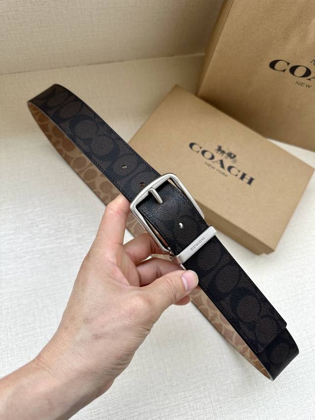 3.7cm 宽 COACH 这款双面腰带采用一面黑布 卡其面料制作，配有经典标志带扣，一款产品，两种外观。其合身度可个性定制，可用剪刀进行剪裁。 可裁剪 双面使 - 点击图像关闭