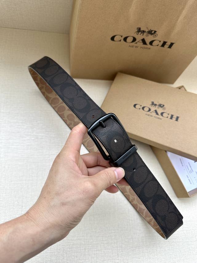 3.7cm 宽 COACH 这款双面腰带采用一面黑布 卡其面料制作，配有经典标志带扣，一款产品，两种外观。其合身度可个性定制，可用剪刀进行剪裁。 可裁剪 双面使