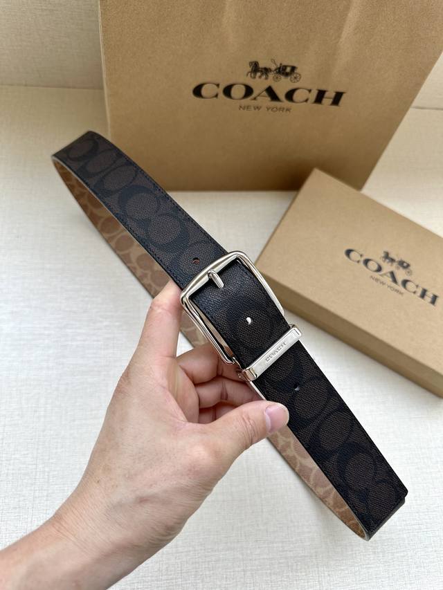 3.7cm 宽 COACH 这款双面腰带采用一面黑布 卡其面料制作，配有经典标志带扣，一款产品，两种外观。其合身度可个性定制，可用剪刀进行剪裁。 可裁剪 双面使