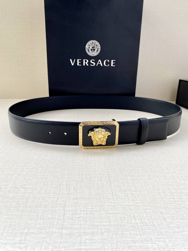 宽度4.0cm 范思哲 此款平纹皮底 腰带饰有标志性的Versace美杜莎头像扣，彰显品牌格调。是一款精美的衣橱必备单品。