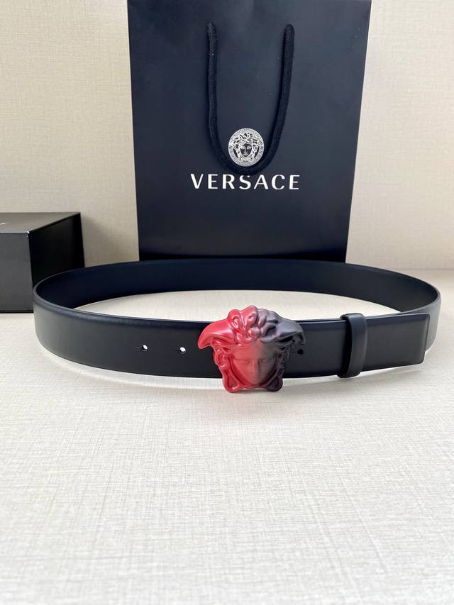 宽度4.0cm 范思哲 此款平纹皮底 腰带饰有标志性的Versace美杜莎头像扣，彰显品牌格调。是一款精美的衣橱必备单品。