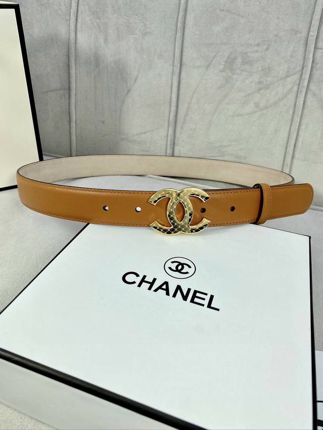 宽度3.0cm Chanel 香奈儿 特级进口小牛皮内衬原版磨砂底，饰有金 银色花纹金属logo花纹钢扣。