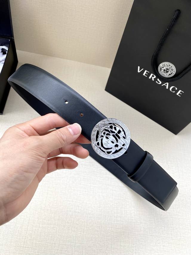宽度4.0cm 范思哲 此款平纹皮底 腰带饰有标志性的Versace美杜莎头像扣，彰显品牌格调。是一款精美的衣橱必备单品。 - 点击图像关闭