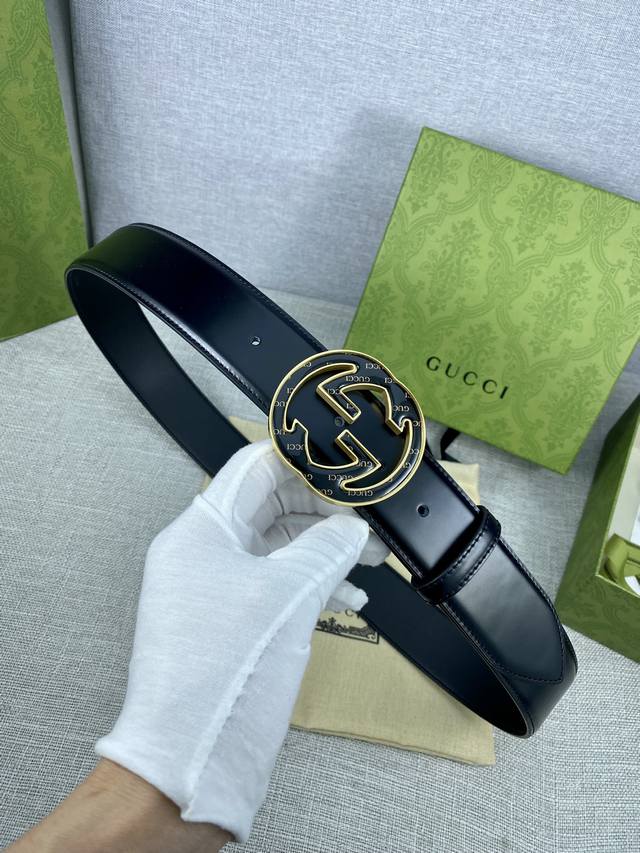 宽度4.0cm gucci 互扣式双G带原单钢扣，源自品牌现代风格典藏设计，对品牌的精巧致敬，于1950年代由Gucci引入，诠释出其精致的马术风格。 - 点击图像关闭