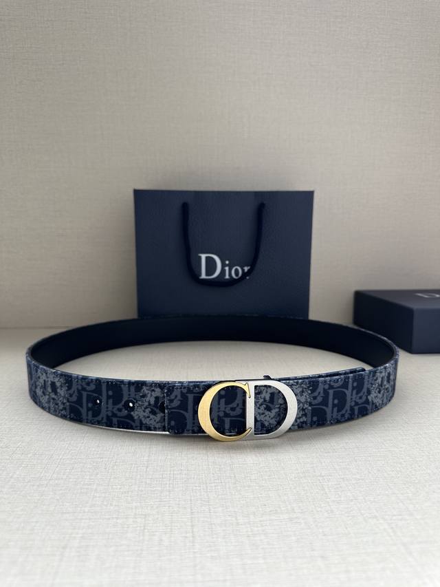 特 宽度3.5Cm 这款腰带扣是 Dior 新款单品，延续经典设计，饰以 Cd Icon 标志。光金和白色金属覆层形成鲜明的对比。可与各式 35 毫米腰带搭配，