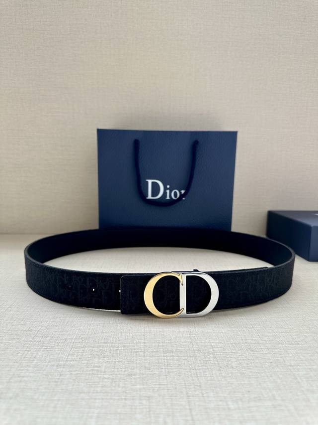特 宽度3.5Cm 这款腰带扣是 Dior 新款单品，延续经典设计，饰以 Cd Icon 标志。光金和白色金属覆层形成鲜明的对比。可与各式 35 毫米腰带搭配，