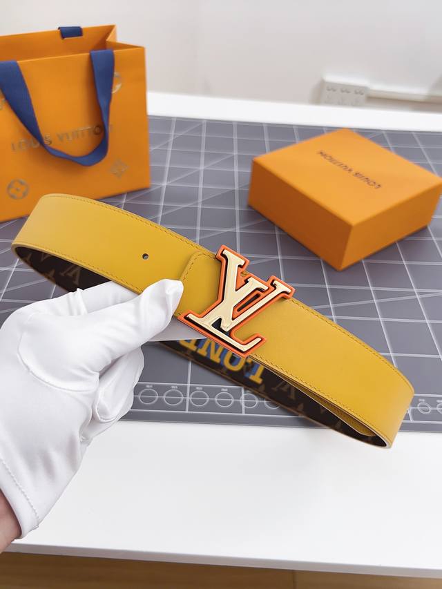 特 寬度：40Mm Louis Vuitton 該腰帶一面採用定制帆布 一面採用原廠柔軟小牛皮 並飾有logo標識 全新靈感字母搭扣色調與腰帶相呼應 。特別限定