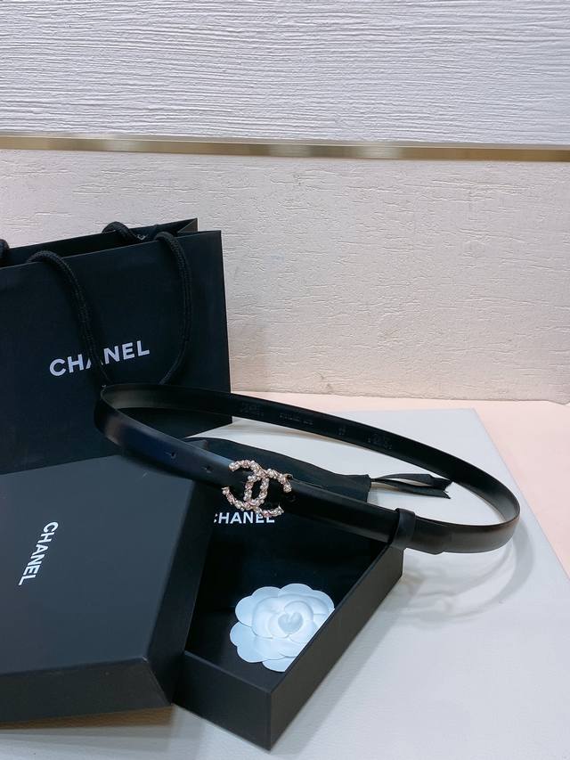 Chanel 24C 珍珠 水钻白 与 水钻粉 Logo搭扣 黄铜金属羊皮菱格带身 手感柔软 细腻 2.0Cm 码数75- -100