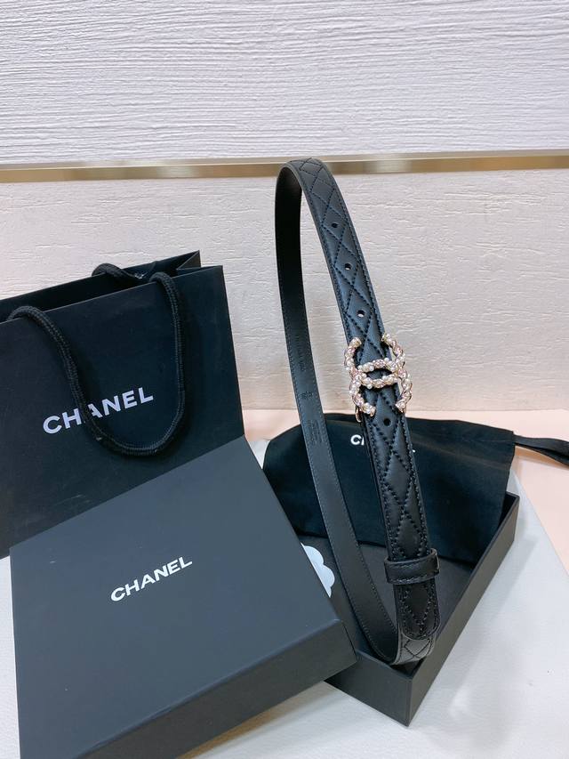 Chanel 24C 珍珠 水钻白 与 水钻粉 Logo搭扣 黄铜金属羊皮菱格带身 手感柔软 细腻 2.0Cm 码数75- -100
