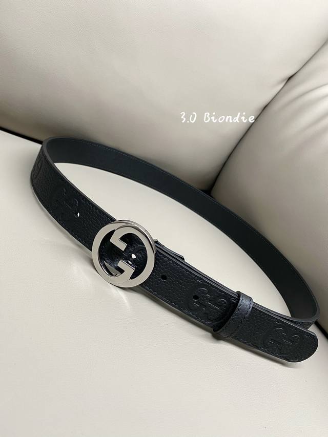 Gucci Biondie 系列 3.0 进口牛皮热压技术 这款腰带以黑色皮革匠心打造 缀饰几何造型扣互扣双g款