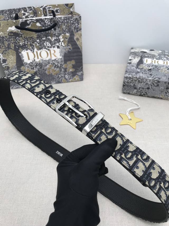 品牌：迪奥。 这款 35 毫米腰带饰以米色和黑色 Oblique 印花，搭配黑色粒面牛皮革里料，长度可调。金属覆层黄铜腰带扣设计，镌刻有“Dior”标志，巧妙地