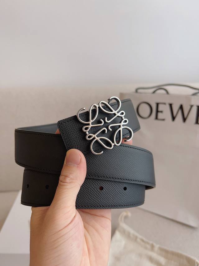 Loewe.罗意威 全套包装 产品打造成兼具实用性及独特性的时尚精品。Loewe罗意威采用卓越工艺，简约造型，精美材质质量，致力打造针对不同生活领域的时尚精品。